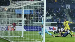 Tim berjuluk Kapal Selam Kuning itu menang berkat sepasang gol dari Arnaut Danjuma dan gol dari Etienne Capoue. (Spada/LaPresse via AP)