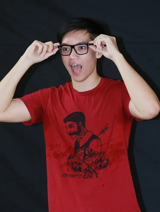 Film ini pun menjadi project pertama untuk Brandon bagi bekerja sama dengan Blink. Namun gitaris tampan ini rupanya telah tahu Blink jauh sebelum mereka ada bersama di film ini. (Deki Prayoga/Bintang.com)