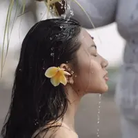 Ariel Tatum Tutup Bulan Ulang Tahun dengan Melukat di Bali. [@arieltatum]