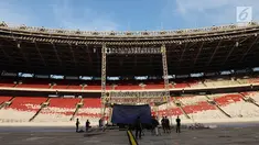 Pekerja membangun panggung kampanye akbar pasangan capres-cawapres nomor urut 01 Joko Widodo-Ma'ruf Amin di SUGBK, Jakarta, Jumat (12/4). Jokowi-Ma'ruf akan menggelar kampanye akbar di SUGBK pada 13 April 2019. (merdeka.com/Imam Buhori)