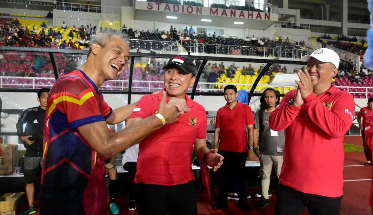 Ketua PSSI, Mochamad Iriawan, bercanda dengan Gubernur Jawa Tengah, Ganjar Pranowo, saat peresmian Stadion Manahan, Solo, Jawa Tengah, Sabtu (15/2/2020). Stadion tersebut merupakan salah satu calon veneu di Piala Dunia U-20 2021 di Indonesia. (Dokumentasi PSSI)