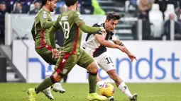 Penyerang Juventus, Paulo Dybala, melepaskan tendangan saat melawan Cagliari pada laga Serie A di Stadion Juventus, Turin, Senin (6/1/2020). Juventus menang 4-0 atas Cagliari. (AP/Marco Alpozzi)