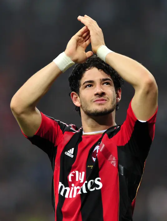 7. Pato - Mantan pemain AC Milan ini bernama asli Alexandre Rodrigues da Silva. Pato yang berarti bebek merupakan julukan yang diberikan oleh rekan-rekannya karena ia lahir di kota Pato Branco yang berarti kota Bebek Putih. (AFP/Giuseppe Cacace)