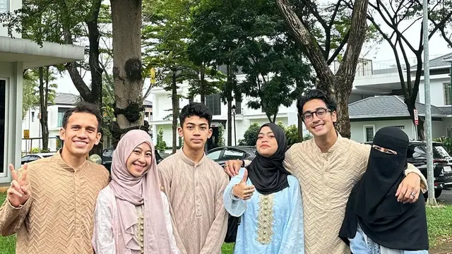 5 Potret Egy Maulana Rayakan Lebaran Pertama Kali Bareng Istri, Tampil Serasi dan Romantis