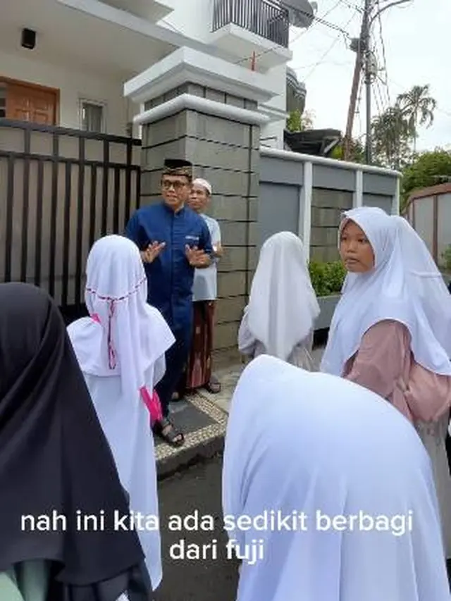 7 Momen Haji Faisal Bagi-Bagi Zakat, Gala Sky Cosplay Jadi Superhero