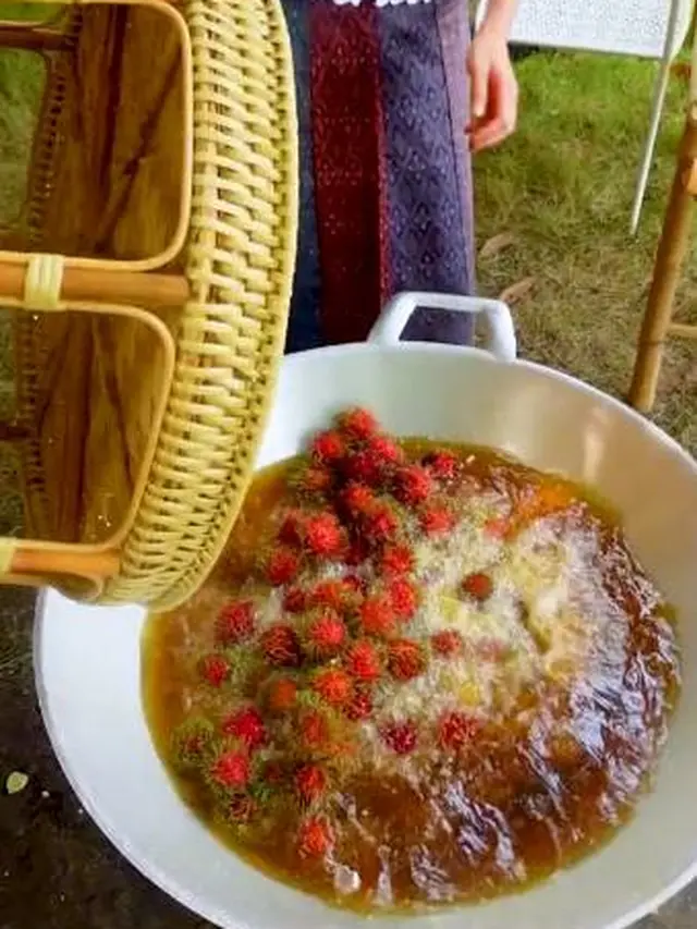 8 Potret Nyeleneh Orang Masak Buah, Ada Rambutan Goreng