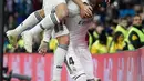 Kapten Real Madrid, Sergio Ramos bersama rekan setimnya merayakan gol ke gawang Leganes pada laga leg pertama babak 16 besar Copa del Rey di Santiago Bernabeu, Rabu (9/1). Real Madrid sukses mengandaskan Leganes dengan skor 3-0. (AP/Manu Fernandez)
