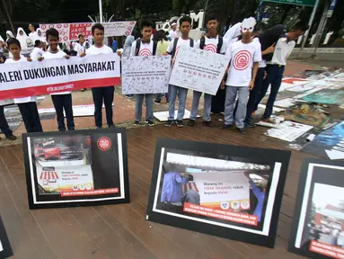 Sejumlah pelajar yang mewakili dari 30 sekolah Bekasi, Tangerang dan Bogor saat beraksi di depan Istana Presiden, Jakarta, Sabtu (25/2). Dalam aksinya para siswa-siswi pelajar tersebut menolak jadi target dari iklan rokok. (Liputan6.com/Helmi Afandi)