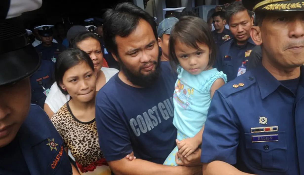 Petugas keamanan Filipina mengawal Rodlyn Allain Pagaling saat bertemu dengan keluarganya di Manila, Filipina, (21/8/2015). Pagaling dan Villaruz kabur saat operasi penyerbuan pasukan komando di pulau terpencil di Filipina selatan. (AFP PHOTO/Jay Directo)