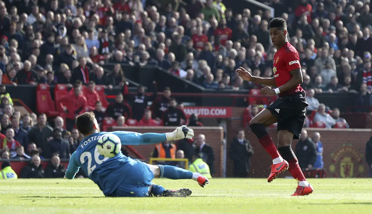 Penyerang Manchester United, Marcus Rashford, mencetak gol ke gawang Watford pada laga Premier League di Stadion Old Trafford, Sabtu (30/3). Manchester United menang 2-1 atas Watford. (AP/Martin Rickett)