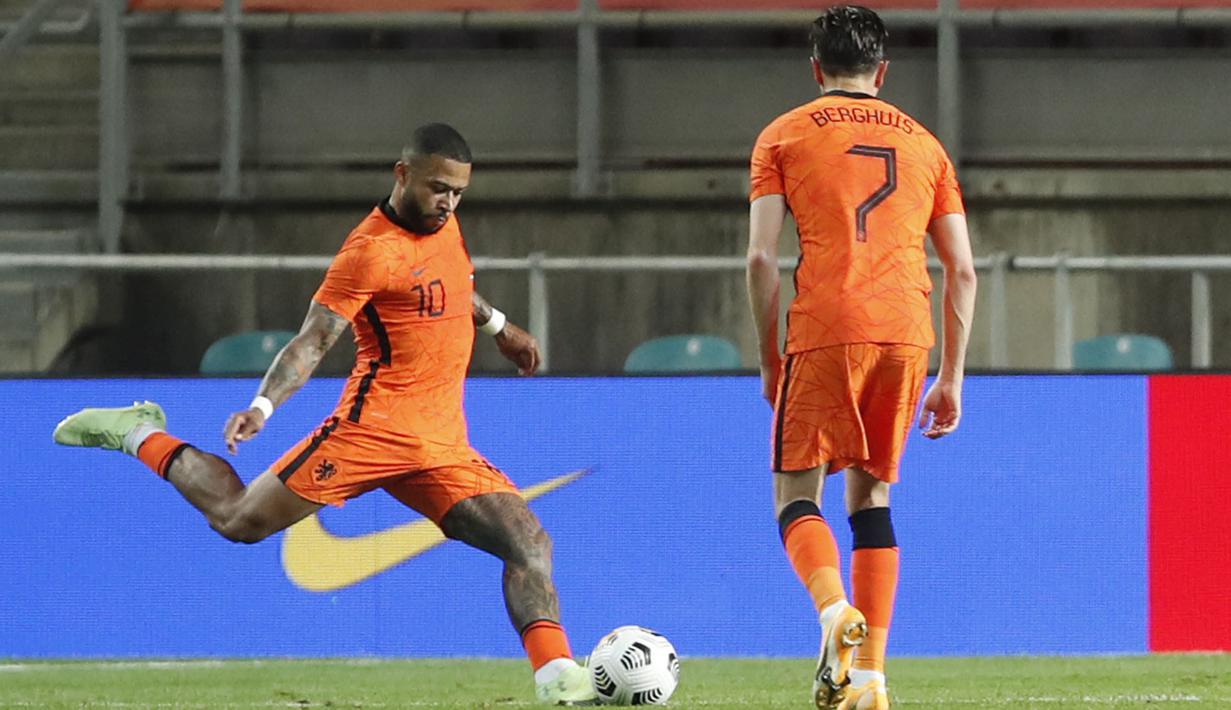 Memasuki penghujung pertandingan, Belanda mampu menyamakan kedudukan (2-2) pada menit ke-89. Lagi-lagi Memphis Depay, lewat tendangan bebasnya yang melesat sempurna ke gawang Skotlandia. (Foto: AP/Miguel Morenatti)