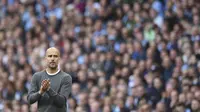 Manajer Manchester City Pep Guardiola memberikan pujian atas kemenangan timnya 7-2 melawan Stoke City, pada Sabtu (14/10/2017). (AFP /OLI SCARFF)