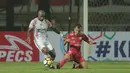 Duel pemain Persija Jakarta, Riko Simanjuntak (kanan) dan  Boaz Solossa pada lanjutan Liga 1 Gojek bersama Bukalapak di Stadion Pakansari, Bogor, (25/5/2018).  Persija menang 2-0. (Bola.com/Nick Hanoatubun)