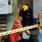 Pevoli putri Jakarta Electric PLN, Aprilia SM (kiri) melakukan smesh saat laga melawan Jakarta PGN Popsivo di Pertamina Proliga 2015, Dome Balikpapan, (8/2/2015). Jakarta PGN Popsivo unggul 3-2 atas Jakarta Electric PLN. (Liputan6.com/Helmi Fithriansyah)