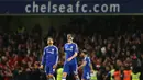 Gelandang Chelsea, Cesc Fabregas dan Nemanja Matic, dengan gerak badan lemas usai takluk dari tim promosi, Bournemouth, pada laga Liga Premier Inggris di Stadion Stamford Bridge, Inggris, Sabtu (5/12/2015). (AFP Photo/Justin Tallis)