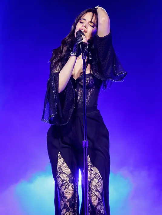 Aksi panggung Camila Cabello saat tampil membuka 'Never Be the Same Tour' di Orpheum di Vancouver, Kanada (9/4). Penampilan Camila membuat decak kagum penonton. (AFP/Getty Images/Andrew Chin)