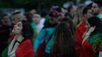 Suporter wanita Portugal cemas menanti gol dari Cristiano Ronaldo dan kawan-kawan saat melawan Kroasia pada laga 16 besar Piala Eropa 2016 saat nonton bareng di Fan Zone Kota Paris, Prancis, Sabtu (25/6/2016). (Bola.com/Vitalis Yogi Trisna)