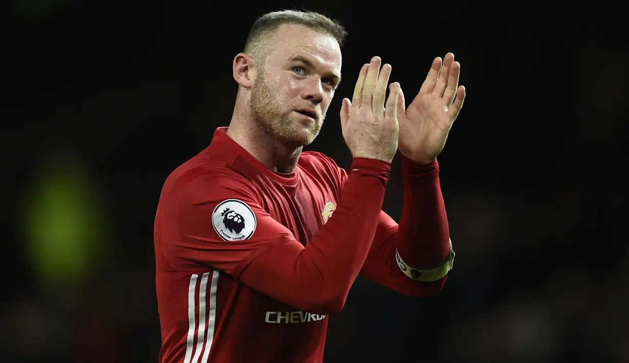 Wayne Rooney akhirnya resmi angkat kaki dari MU untuk bergabung dengan klub lamanya Everton. (AFP/Oli Scarff)