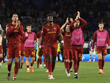 Pemain AS Roma bertepuk tangan kepada para penggemarnya setelah pertandingan leg kedua babak 16 besar Liga Europa melawan Real Sociedad di Reale Arena di San Sebastian, Spanyol, Jumat, 17 Maret 2023. (AP Photo/Alvaro Barrientos)