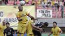 Bek Bhayangkara FC, Anderson Salles, berebut bola atas dengan pemain PSIS Semarang pada laga Shopee Liga 1 di Stadion Patriot Chandrabhaga, Bekasi, Selasa (20/8). Bhayangkara bermain imbang 0-0 dengan PSIS. (Bola.com/Yoppy Renato)