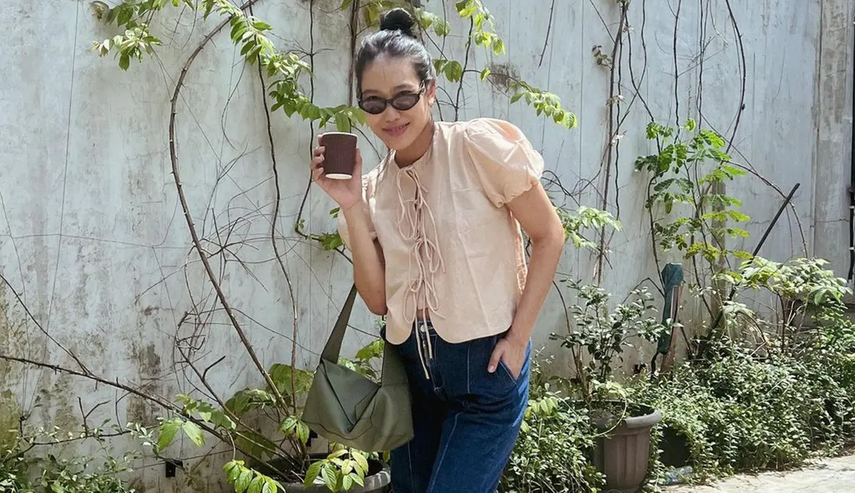 Dirinya juga terlihat beberapa kali mengunggah momen bersama sang anak di media sosial. Jalani peran baru sebagai seorang ibu, Alika Islamadina mengaku enjoy. (Liputan6.com/IG/@alikaislamadina)