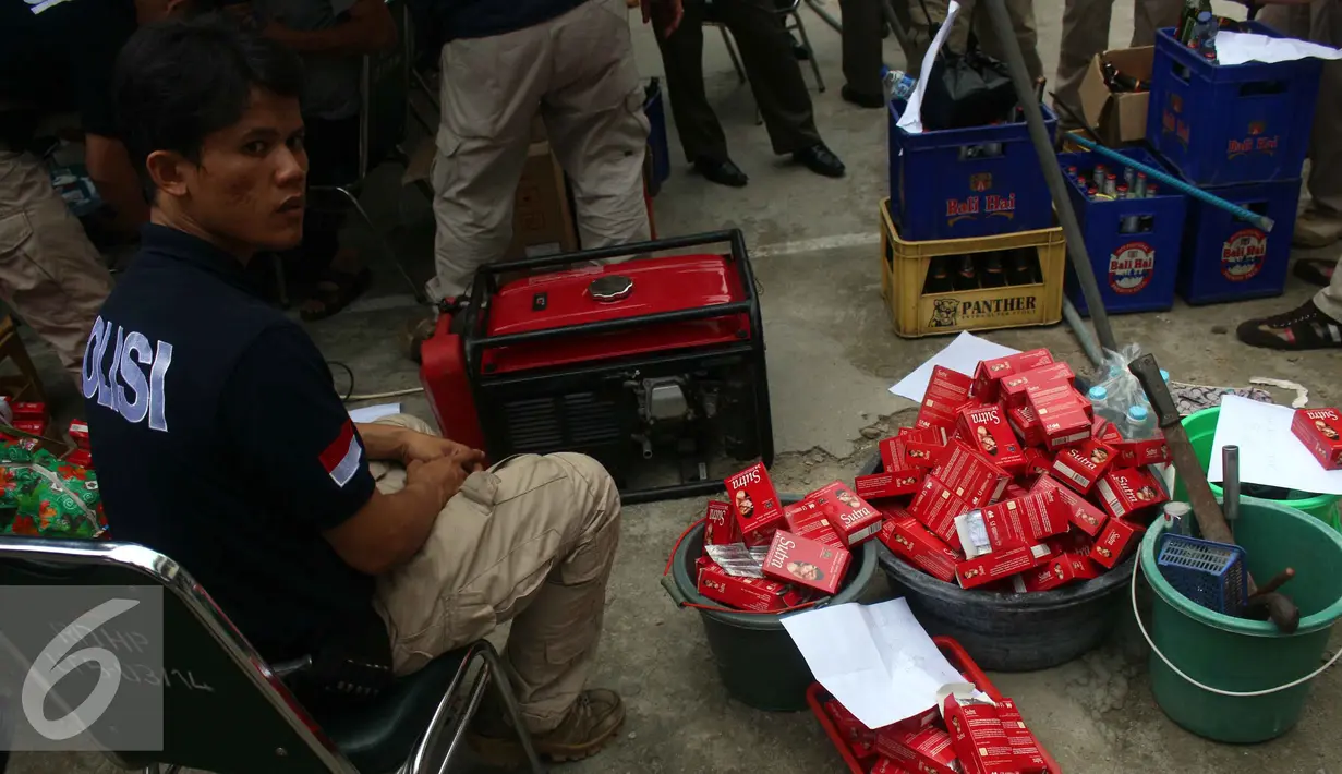 Petugas mengamankan barang bukti kondom di kawasan kalijodo, Jakarta, Sabtu (20/2/2016). Polda Metro Jaya bersama TNI serta Satpol PP, Operasi penyakit masyarakat di kawasan kalijodo. (Liputan6.com/Faizal Fanani)