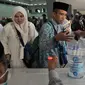 Jemaah haji Kloter 2 asal Banten antre mengambil air zam-zam di Asrama Haji Pondok Gede, Jakarta, Rabu (29/8). Panitia Penyelenggara Ibadah Haji (PPIH) membagikan air zam-zam sebanyak lima liter per jemaah secara cuma-cuma. (Merdeka.com/ Iqbal S. Nugroho)