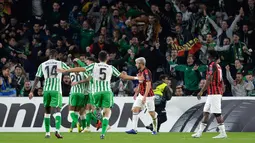 Para pemain Real Betis merayakan gol yang dicetak gelandang Giovani Lo Celso saat bertanding melawan AC Milan pada grup F Liga Europa di stadion Benito Villamarin, Sevilla (8/11). Milan menahan imbang Betis 1-1. (AFP Photo/Cristina Quicler)