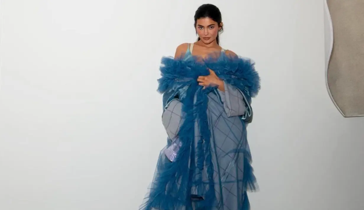 <p>Sebagai fashion icon, ia selalu memperhatikan penampilan. Menghadiri acara brand ternama, Kylie menggunakan jubah berbahan tule. [Instagram/kyliejenner]</p>