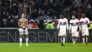 Memphis Depay (kiri) menunjukkan tatonya usai mencetak gol ke gawang PSG pada lanjutan Liga Prancis di stadion Grupama, Decines-Charpieu (21/1). Gol eks striker Manchester United ini membawa Lyon menang 2-1 atas PSG.  (AP Photo/Laurent Cipriani)