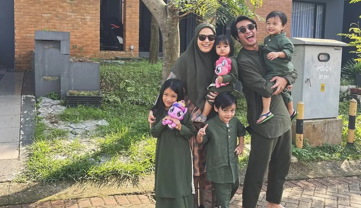 Ricky Harun bersama keempat anaknya kompak mengenakan pakai hijau di Idul Adha Tahun ini. Sedangkan sang istrinya Herfiza Novianti mengenakan kerudung hijau yang dipadukan dengan tunik bermotif. (Instagram @rickyharun)
