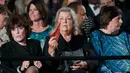 Kathleen Willey, Juanita Broaddrick dan Kathy Shelton, yang mengaku 'korban' pelecehan seksual dari suami Hillary Clinton, Bill Clinton, menghadiri Debat Capres AS putaran kedua di Washington University, Missouri, Minggu (9/10).  (REUTERS/Lucy Nicholson)