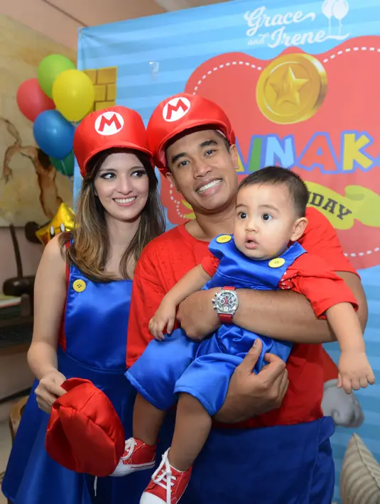 "Keluarga Mario Bros, hahaha," ucap Ardi Bakrie. "Kan M, Mikhayla dan Mainaka. Jadi biar nanti-nanti bisa tetap di pakai. Papanya alhamdulillah mau didandanin," lanjut Nia Ramadhani. (Nurwahyunan/Bintang.com)