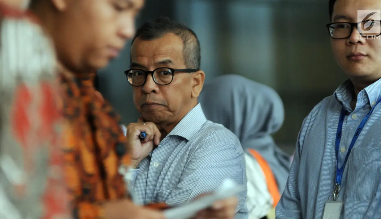 Mantan Dirut PT Garuda Indonesia Emirsyah Satar saat akan menjalani pemeriksaan di Gedung KPK, Jakarta, Rabu (17/7/2019). Satar diperiksa sebagai tersangka terkait dugaan suap pengadaan mesin Rolls-Royce PLC asal Inggris untuk pesawat Airbus milik Garuda Indonesia. (merdeka.com/Dwi Narwoko)