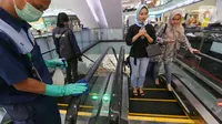 Petugas membersihkan eskalator dengan mendisinfeksi sejumlah fasilitas di Lippo Malls Puri, Jakarta, Jumat (06/3/2020). Petugas juga disebar di beberapa titik yang banyak dilalui atau digunakan pengunjung seperti tombol lift, hand rail eskalator, dan fasilitas lainnya. (Liputan6.com/Fery Pradolo)