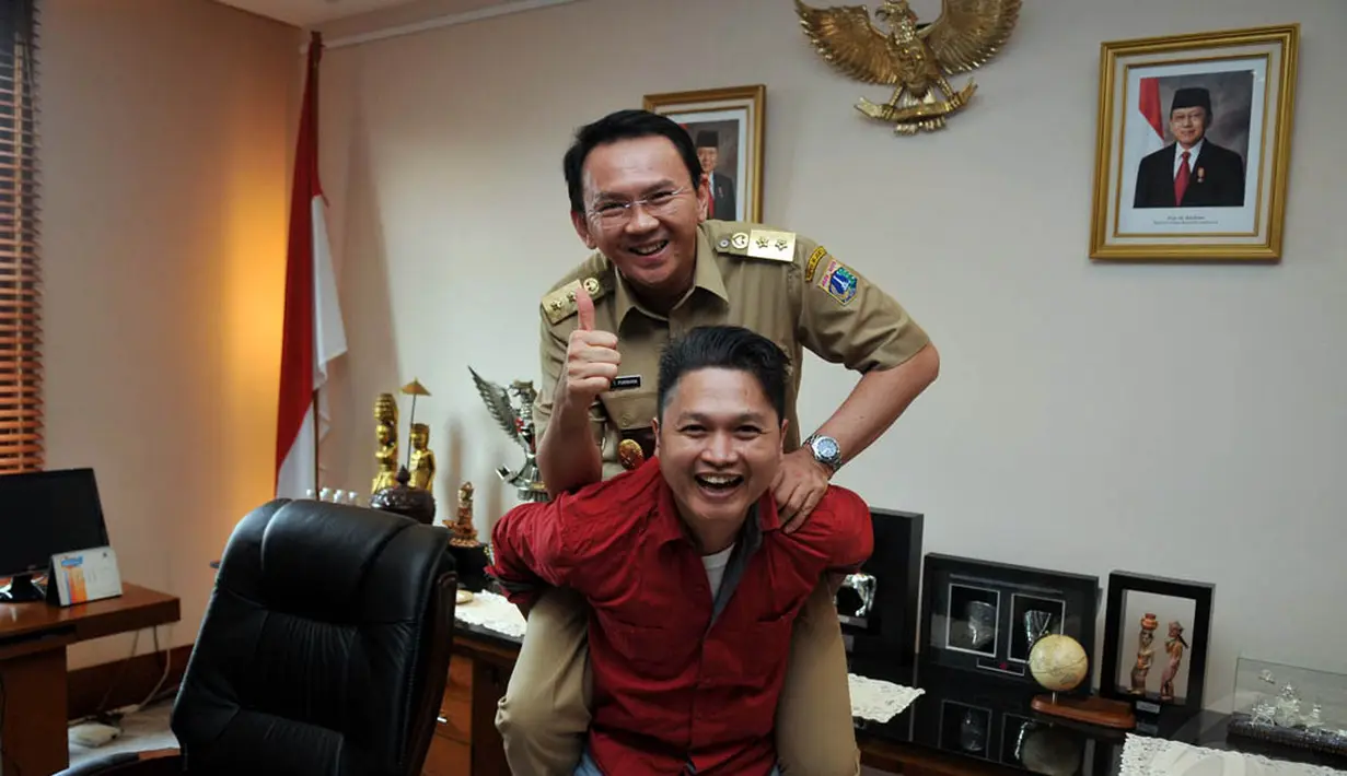 Wakil Pemimpin Redaksi Liputan6.com, Iwan Triono, menggendong Ahok di kantornya, Jakarta, (9/9/14). (Liputan6.com/Johan Tallo)