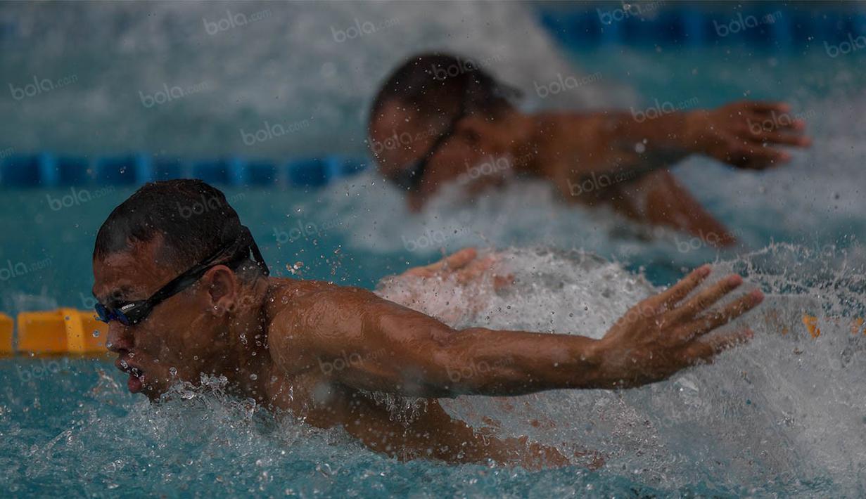 Perenang DKI Jakarta, Ronald Riadi, tampil untuk nomor 50 meter gaya kupu-kupu pada Peparnas XVI di Kolam Renang UPI, Bandung, Kamis (20/10/2016). (Bola.com/Vitalis Yogi Trisna)