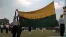 Pelatih mengajarkan mengibarkan bendera kepada calon Paskibraka di PPPON, Cibubur, Jakarta, Senin (31/7). Memasuki hari ke-7, calon Paskibraka matangkan latihan menaikan bedera. (Liputan6.com/Yoppy Renato)