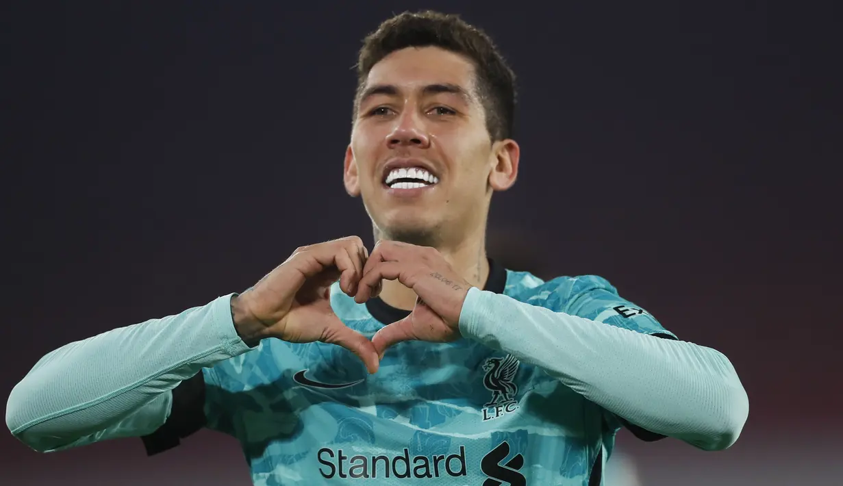 Striker Liverpool, Roberto Firmino, merayakan gol ke gawang Sheffield United pada laga Liga Inggris di Stadion Bramall Lane, Minggu (28/2/2021). Liverpool menang dengan skor 2-0. (Lee Smith, Pool via AP)
