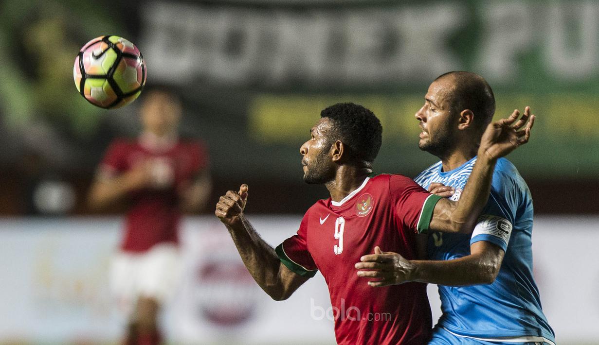 Striker Timnas Indonesia, Marianus Wanewar, dijaga ketat bek Puerto Rico, Emmanuel D'Andrea, saat laga persahabatan di Stadion Maguwoharjo, Sleman, Selasa (13/6/2017). Kedua negara bermain imbang 0-0.(Bola.com/Vitalis Yogi Trisna)