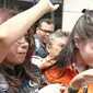 Pesinetron Jennifer Dunn meninggalkan kantor Puslabfor Polri, Jakarta seusai menjalani tes rambut, Rabu (3/1). Pemeriksaan tersebut dilakukan untuk mengetahui berapa lama Jennifer Dunn telah menggunakan narkoba. (Liputan6.com/Herman Zakharia)