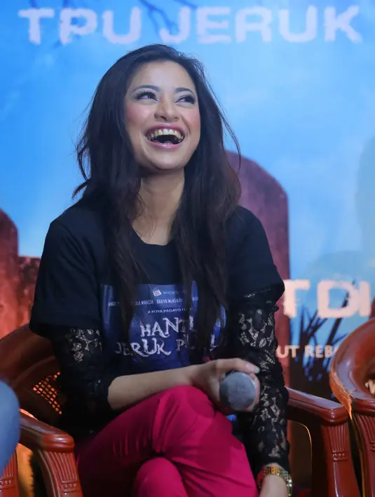 Kini, Angie kembali ke Indonesia untuk bermain dalam film Hantu Jeruk Purut Reborns. Kerinduan suasana syuting menjadi salah satu alasannya kembali main film. Apalagi ini merupakan kelanjutan dari film yang dibintangi sebelumnya. (Nurwahyunan/Bintang.com)