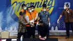 Menteri Kelautan dan Perikanan, Edhy Prabowo (kedua kiri) digiring petugas usai rilis penetapan tersangka kasus dugaan suap penetapan calon eksportir benih lobster di Gedung KPK Jakarta, Kamis (26/11/2020). Sebelumnya, Edhy ditangkap KPK usai lawatan ke Amerika. (Liputan6.com/Helmi Fithriansyah)