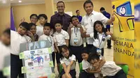  Mendikbud Anies Baswedan dan Menkominfo Rudiantara bersama siswa-siswi sekolah dasar di acara Seminar Literasi Digital bertemakan Bersama Anak Berteman dengan Dunia Online di Jakarta.