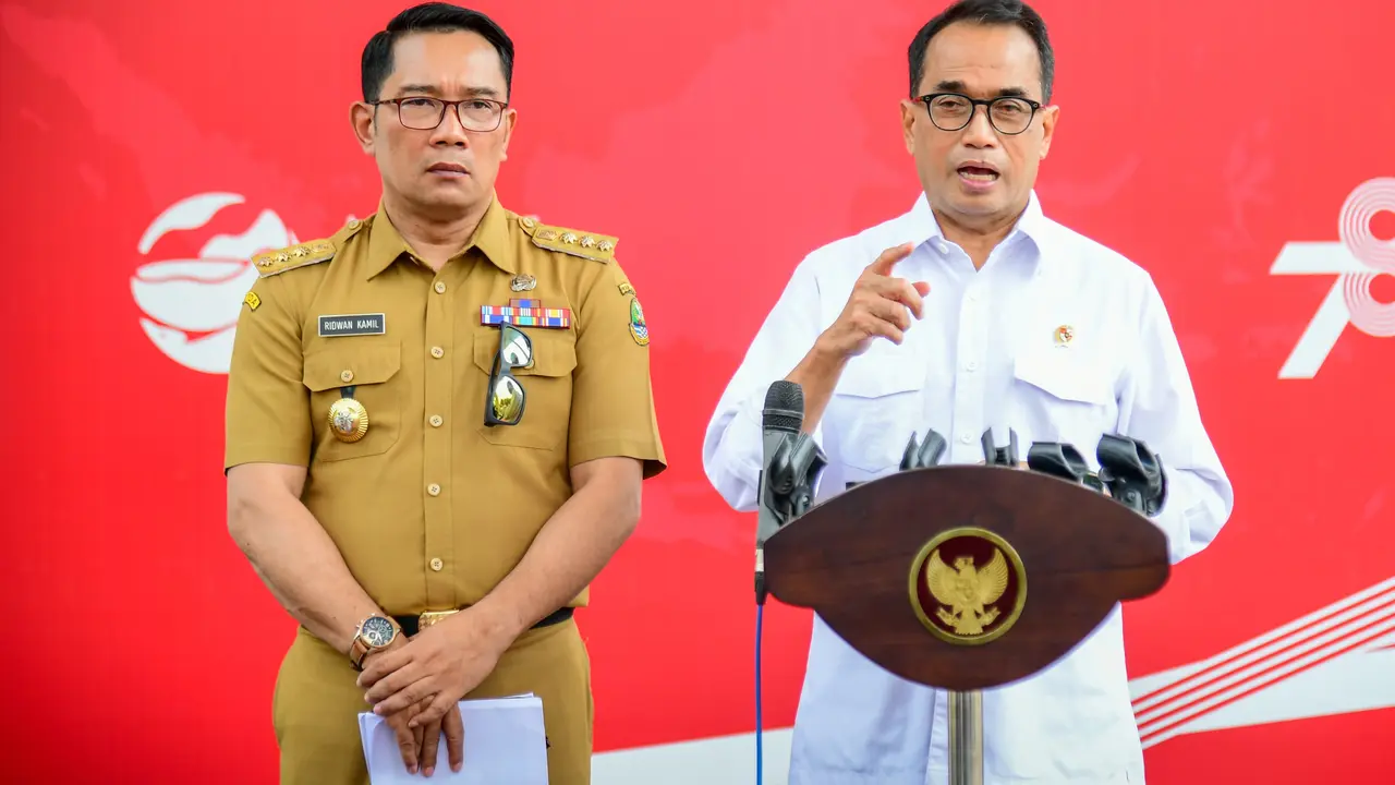 Menteri Perhubungan Budi Karya Sumadi bersama Gubernur Jawa Barat RIdwan Kamil di Kompleks Istana Kepresidenan Jakarta selepas rapat dengan Jokowi, Kamis (3/8/2023).