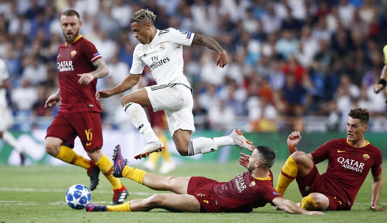 Striker Real Madrid, Mariano Diaz, berusaha melewati hadangan pemain AS Roma pada laga Liga Champions di Stadion Santiago Bernabeu, Madrid, Rabu (19/9/2018). Real Madrid menang 3-0 atas AS Roma. (AP/Manu Fernandez)