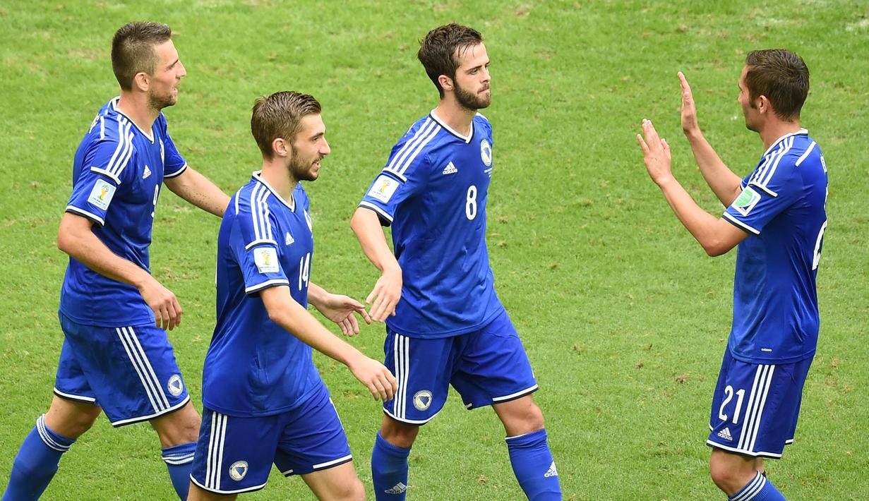 Bosnia-Herzegovina. Negara pecahan Yugoslavia ini tercatat baru satu kali lolos ke putaran final Piala Dunia pada edisi 2014 di Brasil. Saat itu Bosnia-Herzegovina finis di posisi ke-3 Grup F dengan mengemas 3 poin. Posisi juara grup diraih Argentina dengan 9 poin, sementara posisi runner-up ditempati Nigeria dengan 4 poin. (AFP/Emmanuel Dunand)