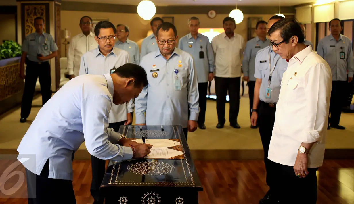 Kepala Kantor Wilayah (Kakanwil) Kementerian Hukum dan Hak Asasi Manusia Riau yang baru I Dewa Putu Gede membubuhkan tanda tangan surat keputusan di Kementerian Hukum dan HAM, Jakarta, Senin (8/5). (Liputan6.com/Johan Tallo)