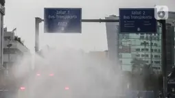 Petugas Damkar saat menyemprotkan cairan disinfektan di kawasan Terminal bus dan Blok M Square, Jakarta, Selasa (23/6/2020). Penyemprotan cairan disinfektan tersebut bertujuan untuk mencegah penyebaran COVID-19. (Liputan6.com/Faizal Fanani)