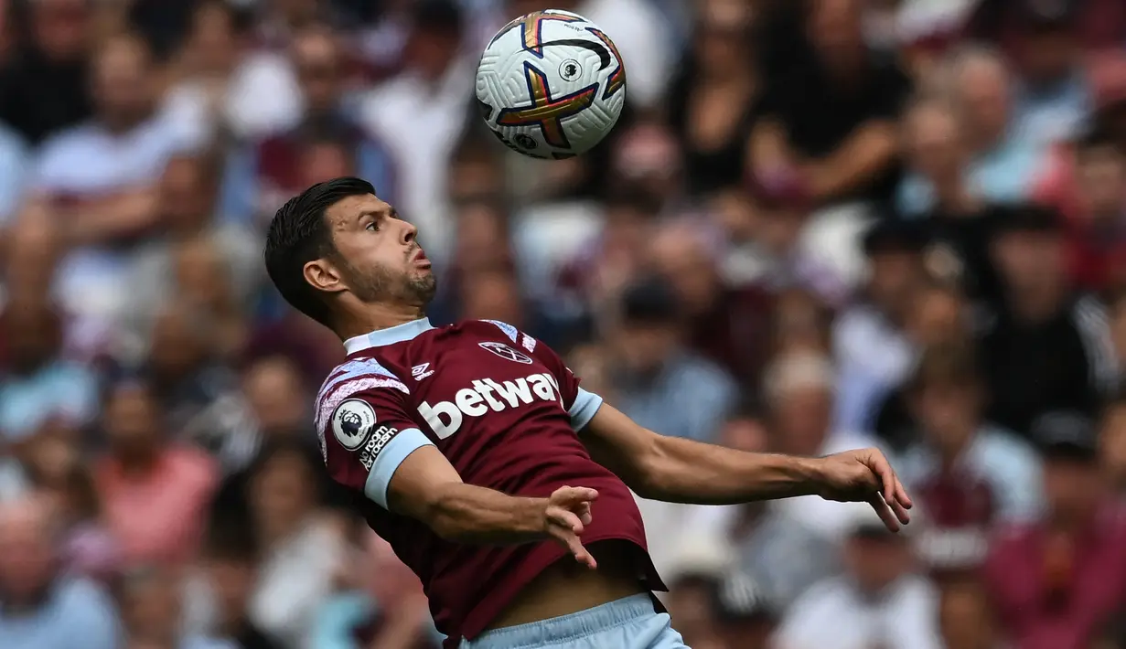 Aaron Cresswell. Bek kiri Inggris berusia 33 tahun yang sejak awal musim 2014/2015 membela West Ham United ini menjadi bek aktif dengan jumlah assist terbanyak kelima di Liga Inggris hingga saat ini. Ia total mengoleksi 29 assist hanya bersama The Hammers, satu-satunya klub yang dibelanya di Premier League Liga Inggris. (AFP/Ben Stansall)